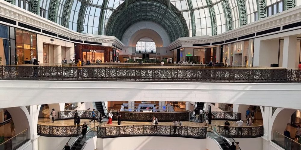 Mall of the Emirates Dubai – Shopping & Entertainment Hub
